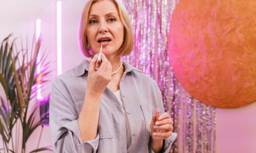 Maquiagem para Pele Madura: Dicas para Realçar Sua Beleza com Confiança